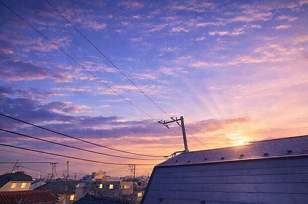 【 住戸からの眺望写真】穏やかな街並みを一望しながら、爽やかな風と柔らかく降り注ぐ陽光を感じて頂けます。心地良い開放感が暮らしにゆとりと充足感をもたらします。