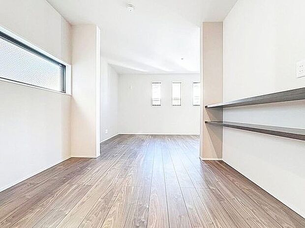 【リビング】穏やかな光が明るくリビングルームを包みます。心地よい空間が、ご家族のかけがえのない時間に優しく寄り添います。