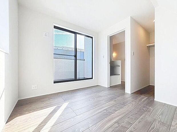 【リビング以外の居室】主寝室は十分な広さに加えて、快適に目覚められるよう、大きな採光窓を設けました。