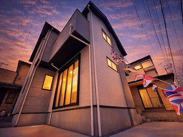 【現地外観写真】【～2階建て3LDK～】
18帖超えのLDK、豊富な収納、生活を彩る設備など、プラスワンのポイントが詰まった邸宅です♪♪