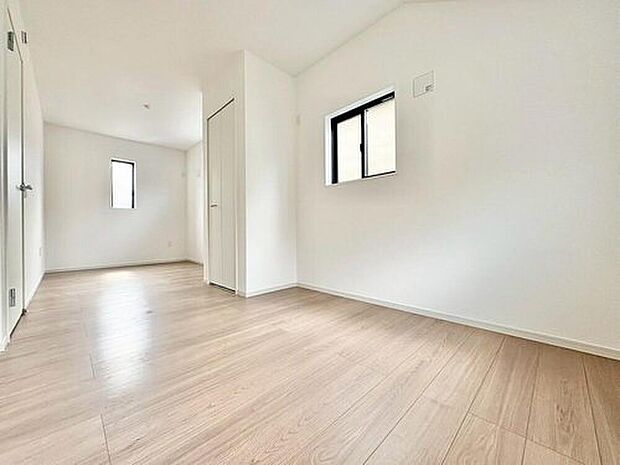 【リビング以外の居室】【約9帖！ゆとりの主寝室】
主寝室は十分な広さに加えて、快適に目覚められるよう、大きな採光窓を設けました。