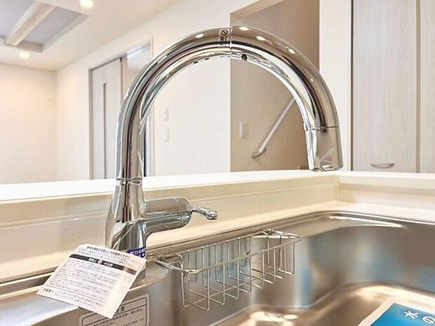 【浄水器一体型水栓】クリアな水が毎日使え、見た目にもスマートな浄水器一体型。お米を炊いたりする際には浄水機能をつかうこともできて、人気の商品です。