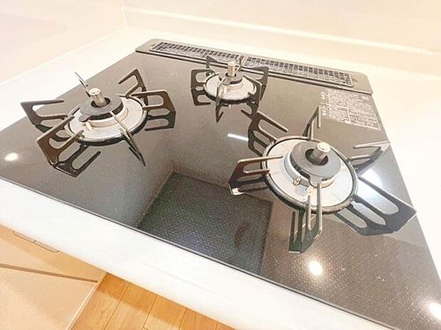 【３口コンロ】毎日料理をする、料理が好き、家族が多くて量を作る必要がある、等の方々にとっては必須の３口コンロ。同時進行で効率アップはもちろん鍋を移動する回数が減り、無駄な動きを軽減することが出来ます。