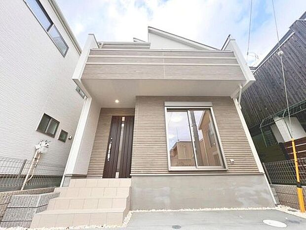 【現地外観写真】ナチュラルな色使いとスタイリッシュなフォルムで存在感を漂わせる街並み。都会的な外観と、雰囲気のある街並みがマッチし、新生活の情景を生み出します。