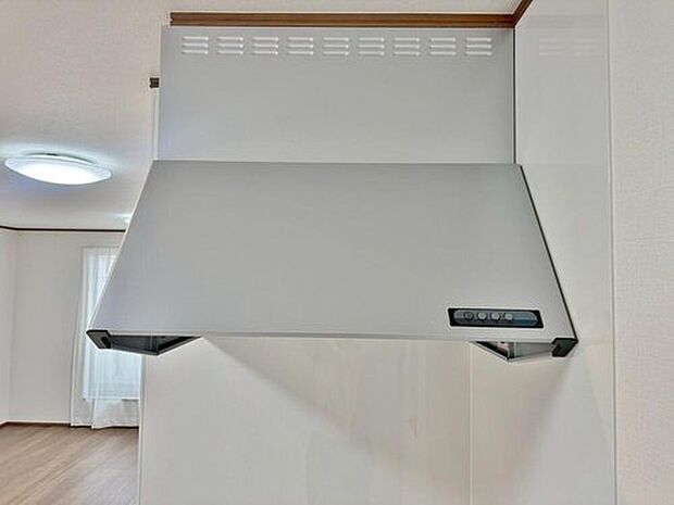 【レンジフード】昨今主流のスリムタイプのレンジフード。そのスタイリッシュな見た目から、インテリアとしても高い人気がある型です。また、スリム型の大きなメリットとして、掃除のしやすさがあります。