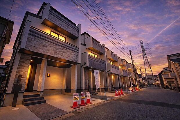 【現地外観写真】16帖以上のLDK、豊富な収納、生活を彩る設備など、プラアスワンのポイントが詰まった邸宅です。。