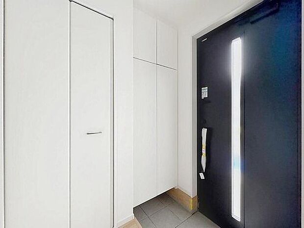 【玄関】家の中でお客様を迎える最初の場所である玄関！豊富な玄関収納で、常に綺麗に保つことが出来ます♪