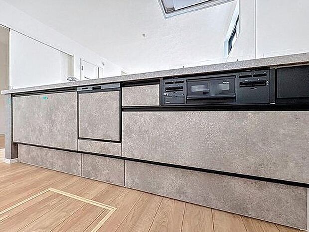 【キッチン】効率よくお料理ができる３口コンロ・食洗機・出し入れしやすいスライド収納を完備したシステムキッチン。確かな機能性を実感頂けます。