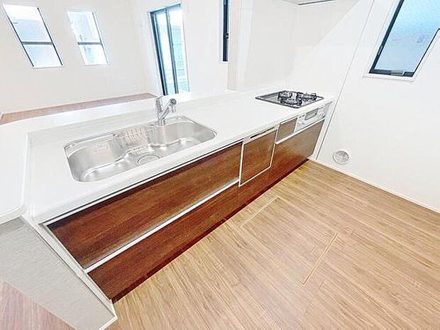 【システムキッチン】人気のシステムキッチン採用！調理器具等がすっきりと片付く収納力を備えています！