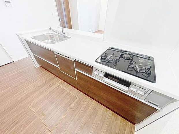 【3口コンロ】見た目に美しく使いやすさにも優れ、吹きこぼれ等のお掃除も簡単。3口コンロで忙しくても同時に調理ができるので便利ですね。