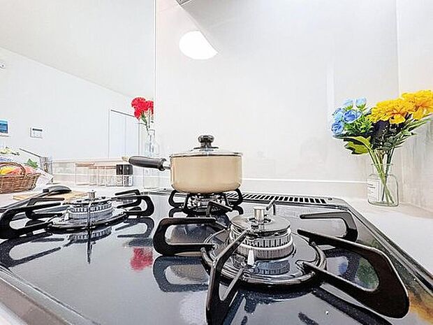 【３口ガスコンロ】見た目に美しく使いやすさにも優れ、吹きこぼれ等のお掃除も簡単。3口コンロで忙しくても同時に調理ができるので便利ですね。