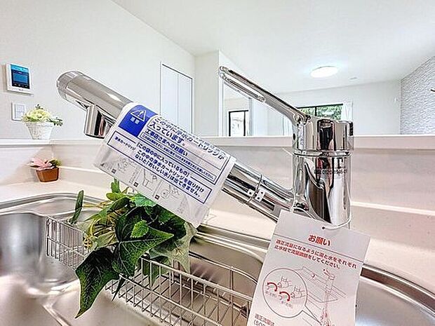 【浄水器一体型水栓】クリアな水が毎日使え、見た目にもスマートな浄水器一体型。お米を炊いたりする際には浄水機能をつかうこともできて、人気の商品です。