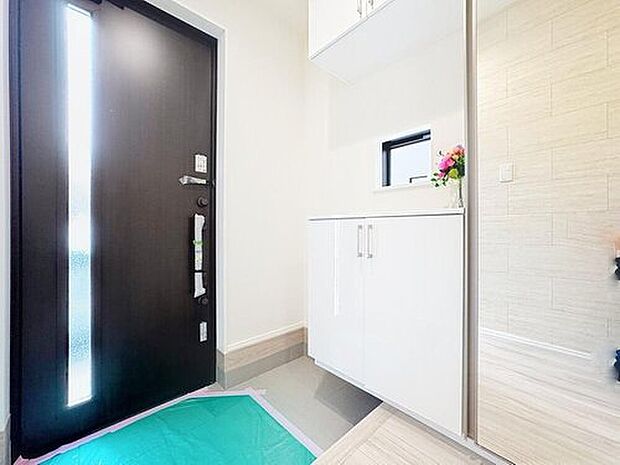 【玄関】「ただいま」・「おかえり」。新居で交わす家族同士の何気ないやり取りがただ何となく嬉しいんです。自分のお家を手に入れた事の喜びが感じられるお客様からの素敵なエピソードです。