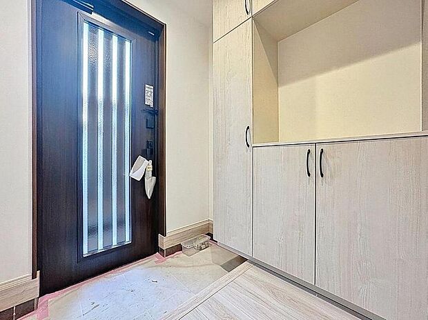 【玄関】人を迎え入れる最初の場所だからこそ、清潔感があり纏まった空間にして頂ける様にゆとりあるシューズボックスを設置しました。おでかけの時も帰宅の時も、すっきりとした玄関は気持ちが良いものです。