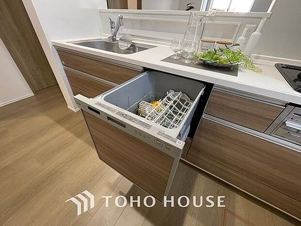 【ビルトインタイプ食器洗乾燥機】通常の手洗いでは使用出来ないほど高温のお湯や高圧水流を使うことにより汚れを効果的に落とすことができる。殺菌効果が非常に高く哺乳瓶などを使う家庭で需要が高く大変便利。