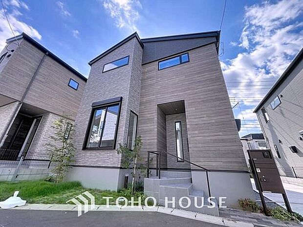 【現地外観写真】【~2階建て3LDK~】
17帖超えのLDK、豊富な収納、生活を彩る設備など、プラスワンのポイントが詰まった邸宅です♪♪