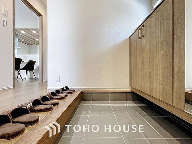 【玄関】人を迎え入れる最初の場所だからこそ、清潔感があり纏まった空間にして頂ける様にゆとりあるシューズボックスを設置しました。おでかけの時も帰宅の時も、すっきりとした玄関は気持ちが良いものです。