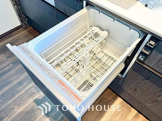 【ビルトインタイプ食器洗乾燥機】通常の手洗いでは使用出来ないほど高温のお湯や高圧水流を使うことにより汚れを効果的に落とすことができる。殺菌効果が非常に高く哺乳瓶などを使う家庭で需要が高く大変便利。