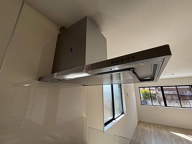 【レンジフード】昨今主流のスリムタイプのレンジフード。そのスタイリッシュな見た目から、インテリアとしても高い人気がある型です。また、スリム型の大きなメリットとして、掃除のしやすさがあります。