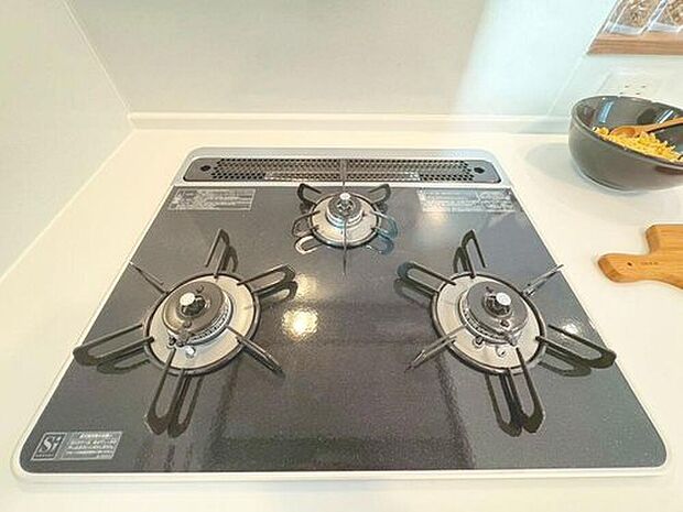【三口コンロ】見た目に美しく使いやすさにも優れ、吹きこぼれ等のお掃除も簡単。3口コンロで忙しくても同時に調理ができるので便利ですね。