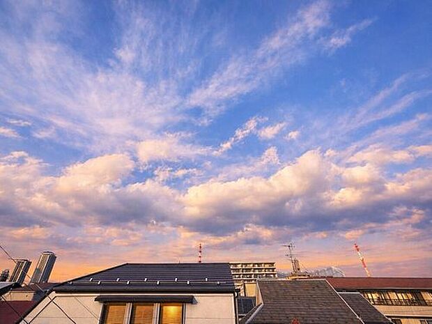 【住戸からの眺望写真】穏やかな街並みを一望しながら、爽やかな風と柔らかく降り注ぐ陽光を感じて頂けます。心地良い開放感が暮らしにゆとりと充足感をもたらします。