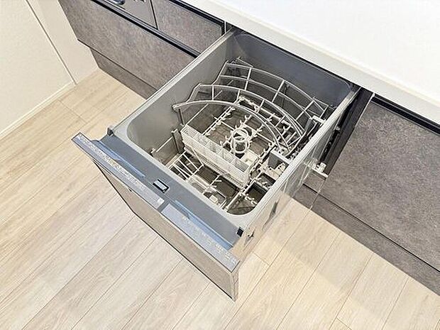 【「ビルトイン食洗器」】通常の手洗いでは使用出来ないほど高温のお湯や高圧水流を使うことにより汚れを効果的に落とすことができる。殺菌効果が非常に高く哺乳瓶などを使う家庭で需要が高く大変便利。