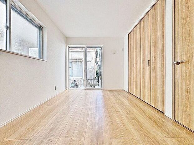 【リビング以外の居室】「2面採光の居室」居室に窓が2ヶ所あるので、明るさの確保と、風の通り道ができることで換気のしやすいお家になっています。居室のドアを開けることなく空気が入れ替えられるので、一人で落ち着きたい時にも。