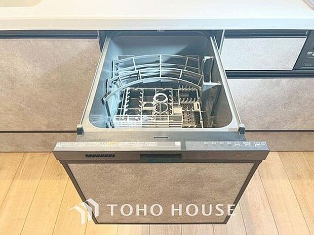 【「ビルトイン食洗器」】通常の手洗いでは使用出来ないほど高温のお湯や高圧水流を使うことにより汚れを効果的に落とすことができる。殺菌効果が非常に高く哺乳瓶などを使う家庭で需要が高く大変便利。