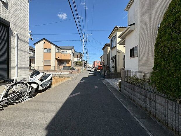 【現地外観写真】対面キッチンからは、リビングの様子が見渡せるので、家族との会話も自然と広がります。また、お子様を見守りながらお料理が出来るので、安心です。