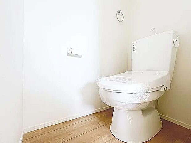 【トイレ】「温水洗浄便座付きトイレ」トイレは快適な温水洗浄便座付です。清潔感のあるホワイトで統一しました。いつも清潔な空間であって頂けるよう配慮された造りです。