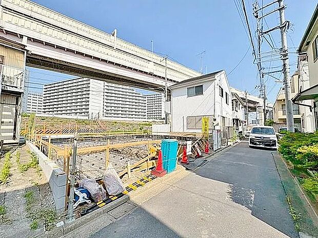 【前面道路含む現地写真】ビルトインガレージへの車庫入れもスムーズです。