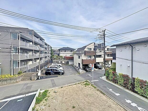 【住戸からの眺望写真】穏やかな街並みを一望しながら、爽やかな風と柔らかく降り注ぐ陽光を感じて頂けます。