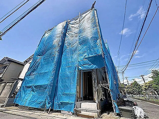 【現地外観写真】システムキッチン・温水洗浄便座・TVモニタ付インターホンなど、暮らしを支える充実設備が揃っています！