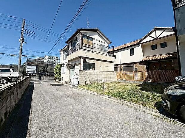 【前面道路含む現地外観写真】都営新宿線が利用可能な便利な立地の新築戸建て。3～4人家族にちょうど良いサイス感のお家です。