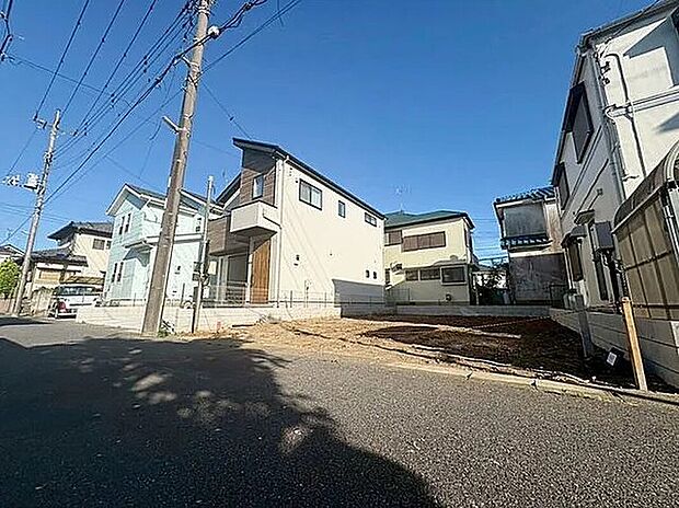 【前面道路含む現地写真】スーパーやドラッグストアが徒歩10分圏内に揃う、周辺環境の充実した好立地。