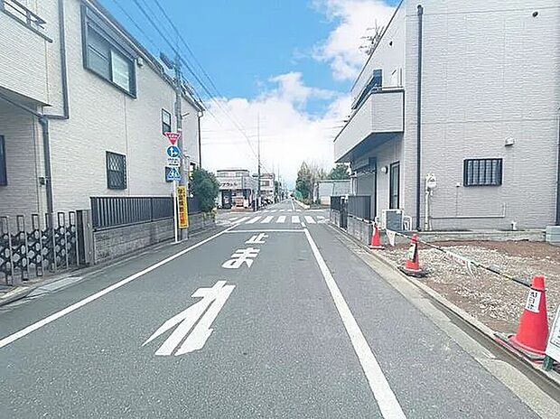 【 前面道路含む現地写真】歩道も広く、小さなお子様連れでも安心して歩ける住環境です。