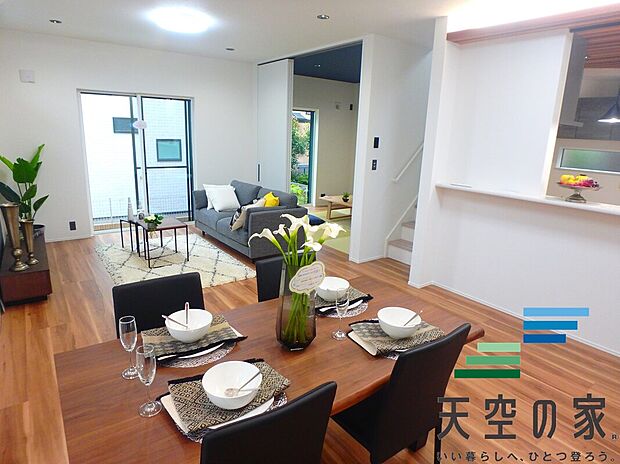 【施工例【内観】】【同仕様】
窓を多く取り入れているのでお部屋全体にお日様の光が差し込みますね!