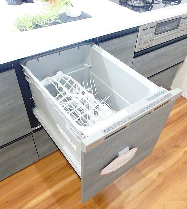 【食洗機】食洗機は日々の家事時間を大幅に短縮してくれます。お子様との時間も増やしてくれる縁の下の力持ちです。
※メーカーは当社指定