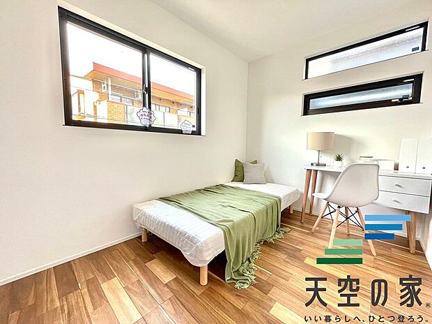 【施工例【内観】】【同仕様】
心と体をゆったりと安らげる主寝室。寝室のゆとりが大きい分だけ、暮らしの安らぎは深まります。一日の疲れを癒すだけでなく、ご夫婦の親密な語らいを紡ぎ出します!