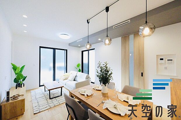 【施工例【内観】】【同仕様】家族が自然と集まる癒しの空間です。