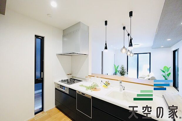 【施工例【内観】】【同仕様】作業スペースの確保からお料理の受け渡しまでらくらくです。 お料理のできる過程がリビングからも分かり、食器準備やお片付けもご家族でみんなでできます。