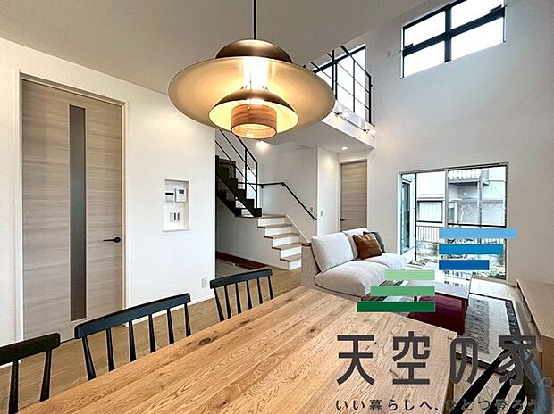 【施工例【内観】】【同仕様】
窓を多く取り入れているのでお部屋全体にお日様の光が差し込みますね！