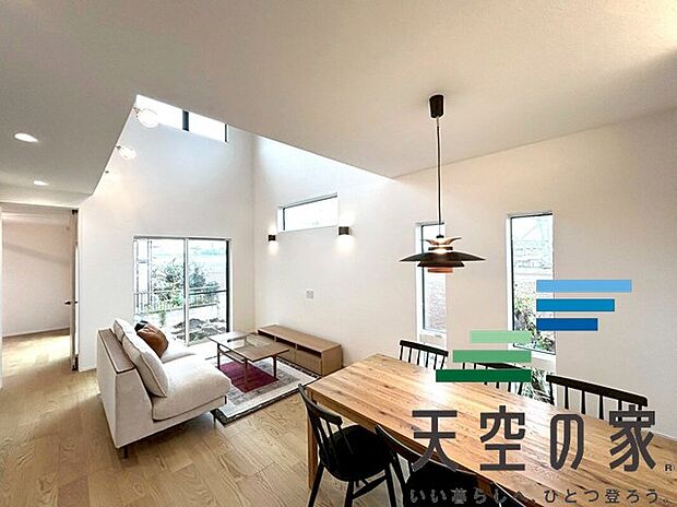 【施工例【内観】】【同仕様】
お部屋自体もとっても明るいのは魅力的な点の一つですね!