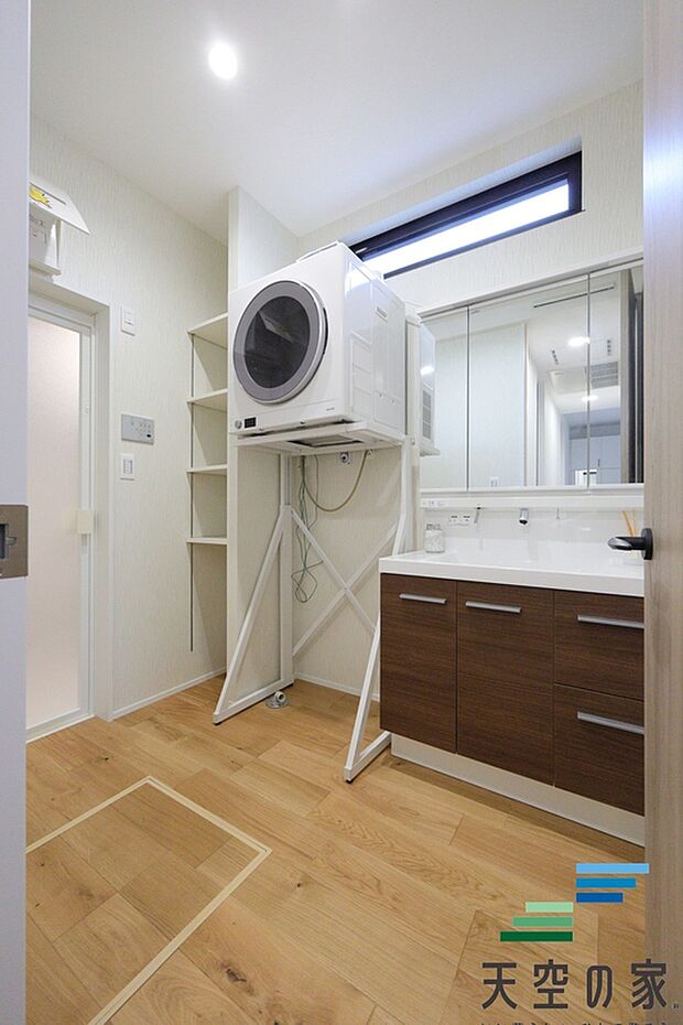 【施工例【内観】】【同仕様】三面鏡付きの大型タイプです。収納付きなので、洗面台をスッキリと使えます。