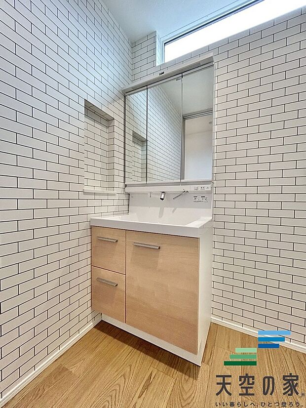 【施工例【内観】】【同仕様】三面鏡付きの大型タイプです。収納付きなので、洗面台をスッキリと使えます。