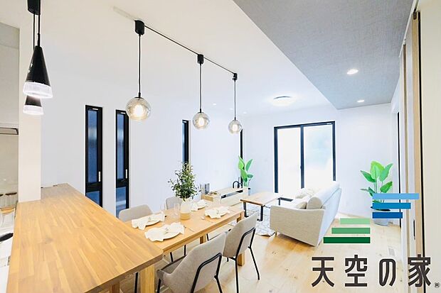 【内観写真】【同仕様】
家族が自然と集まる癒しの空間です。