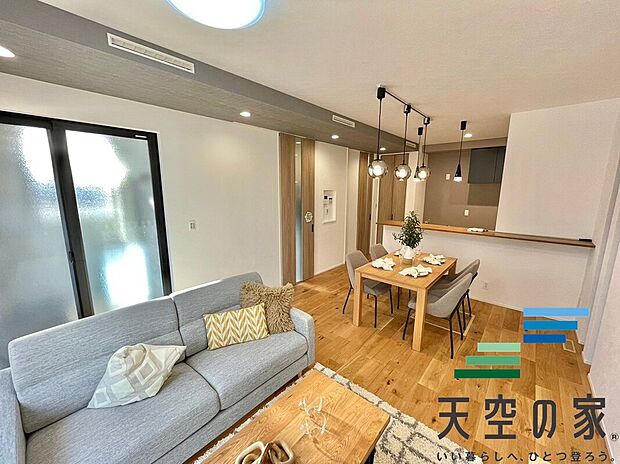 【施工例【内観】】【同仕様】
明るく開放的な空間が広がるリビングダイニング。室内には豊かな陽光が注ぎ込み、爽やかな住空間を演出。ホームパーティーでもゲストと一緒に料理を楽しみながら楽しい時間を過ごせそう。