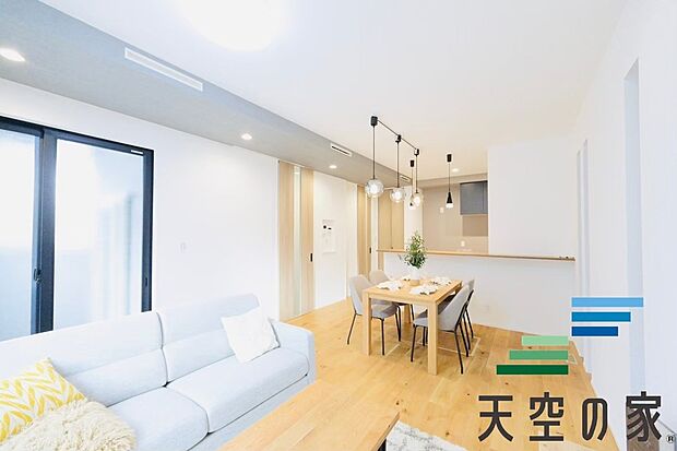 【内観写真】【同仕様】
広いリビングは家族団らんを過ごせます。