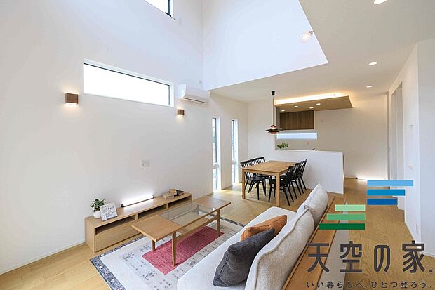 【施工例【内観】】【同仕様】天空の家は窓が多く採用されており、明るい日差しが差し込みます。