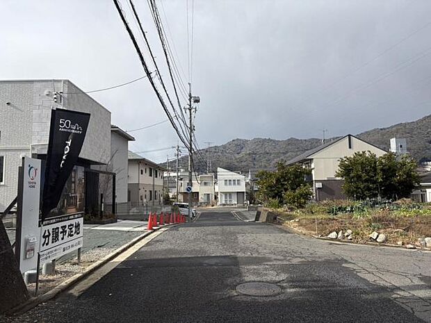 【現地写真】前面道路は6mあり、日々の駐車も楽々です♪